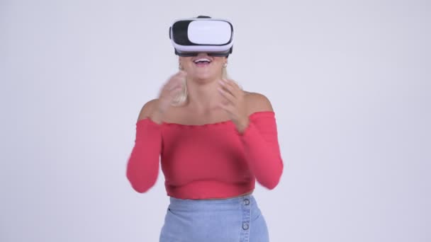 Mladá šťastné blond žena pomocí soupravu pro virtuální realitu — Stock video