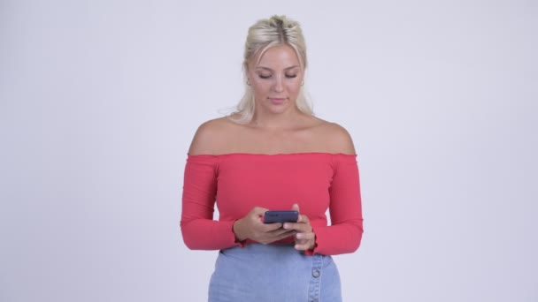 Glad ung vacker blond kvinna med telefon — Stockvideo