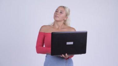 Mutlu genç güzel sarışın kadın laptop kullanırken düşünme