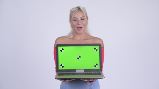 Krásná šťastná mladá blond žena zobrazeno laptop a při pohledu překvapil — Stock video