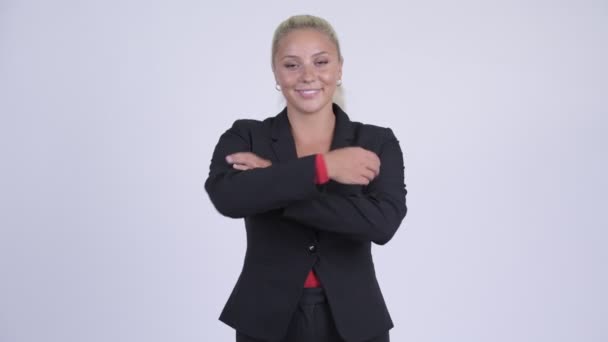Junge glückliche blonde Geschäftsfrau lächelt mit verschränkten Armen — Stockvideo