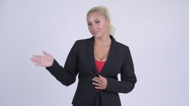 Молодая счастливая блондинка-бизнесмен машет рукой — стоковое видео