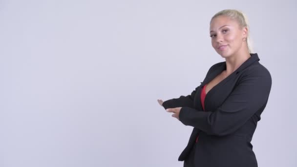 Jonge gelukkig blond zakenvrouw tonen iets — Stockvideo