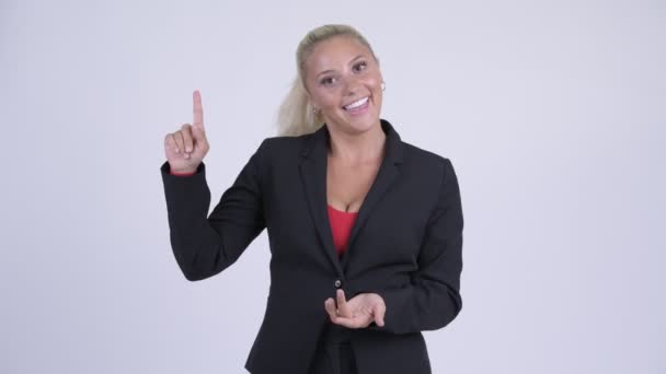 Jeune femme d'affaires blonde heureuse expliquant quelque chose — Video