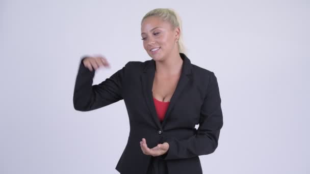 Молода щаслива блондинка бізнес-леді представляє щось — стокове відео