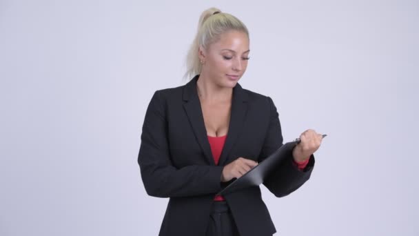 Jonge gelukkig blond zakenvrouw weergeven klembord en geven duimen omhoog — Stockvideo