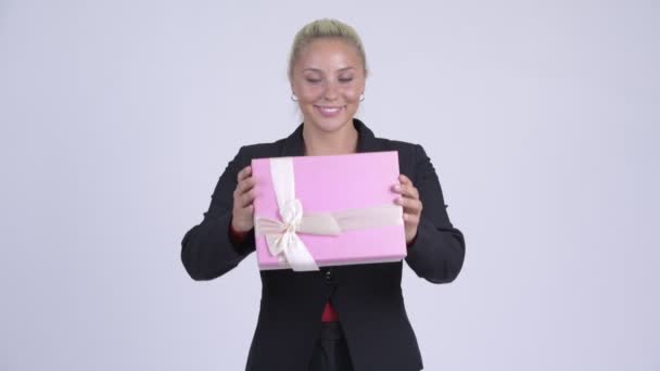 Joven mujer de negocios rubia feliz dando caja de regalo — Vídeos de Stock