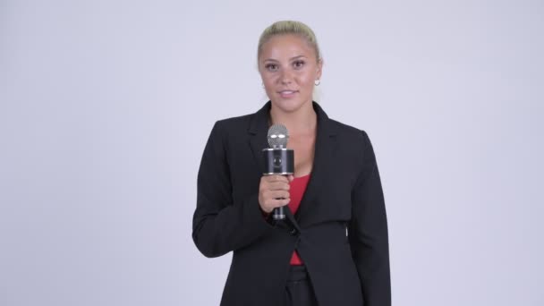 Jovem mulher de negócios loira feliz como apresentador de notícias — Vídeo de Stock