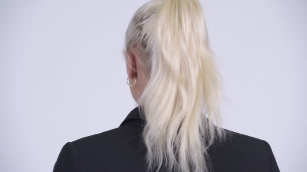 Detailní záběr zadní pohled mladých šťastné blond podnikatelka ohlédnutí — Stock video