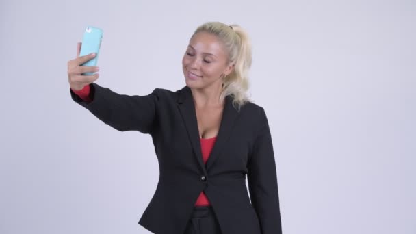 Unga glada blond affärskvinna tar selfie — Stockvideo