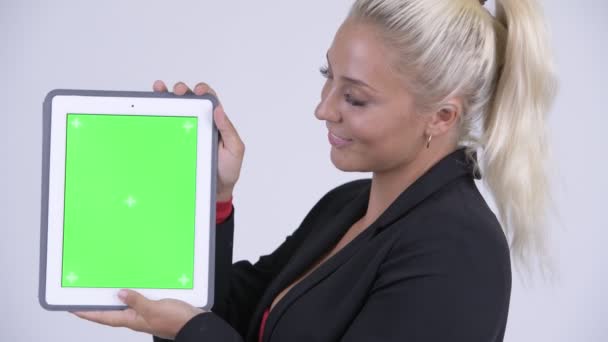 Обличчя молодої щасливої блондинки, що показує цифровий планшет — стокове відео