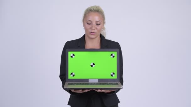 Unga glada blond affärskvinna talar samtidigt visar laptop — Stockvideo