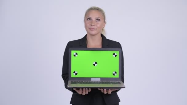 Unga glada blond affärskvinna tänkande samtidigt visar laptop — Stockvideo
