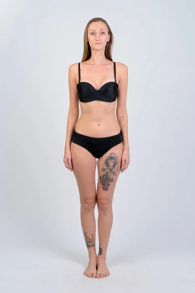 Ganzkörperaufnahme einer blonden Frau im Bikini — Stockfoto