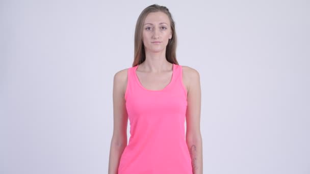 Porträt einer blonden Frau in rosa ärmellosem Hemd — Stockvideo