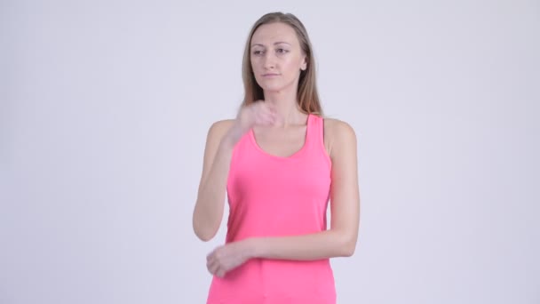 Ritratto di donna bionda che pensa e alza lo sguardo — Video Stock