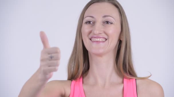 Gesicht einer glücklichen blonden Frau, die die Daumen nach oben gibt — Stockvideo
