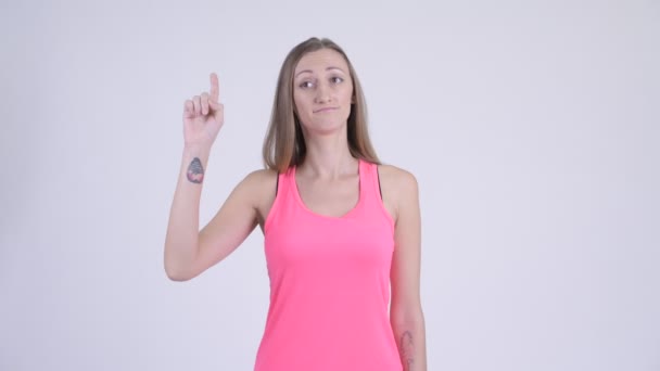 Retrato de mulher loira feliz apontando para cima — Vídeo de Stock