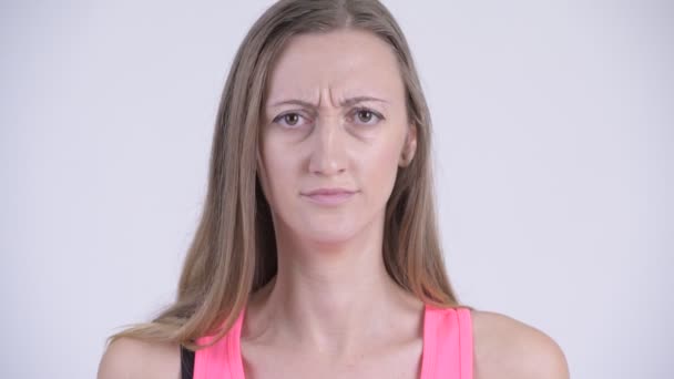 Ansikte av arga blond kvinna ser irriterad — Stockvideo