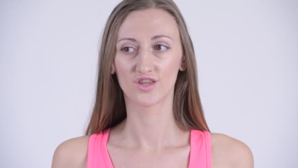 Ansikte av glada blond kvinna med finger på läppar — Stockvideo