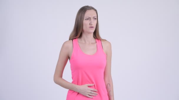 Porträt einer gestressten blonden Frau mit Bauchschmerzen — Stockvideo