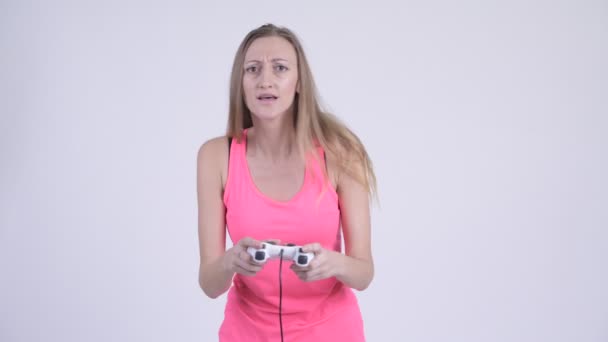 Oyun oynamayı sarışın kadın portresi — Stok video