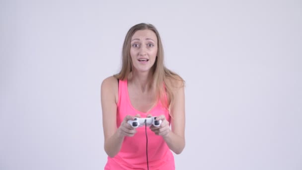 Portrait de femme blonde heureuse jouant à des jeux et gagnant — Video