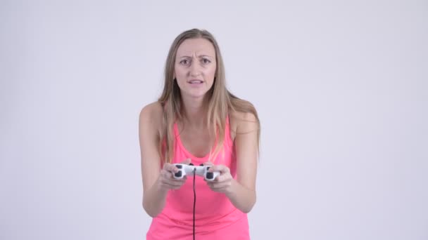 Porträt einer gestressten blonden Frau, die Spiele spielt und verliert — Stockvideo
