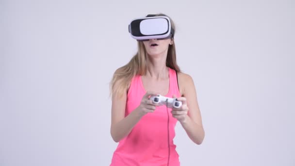 Blondine spielt Spiele und nutzt Virtual-Reality-Headset — Stockvideo