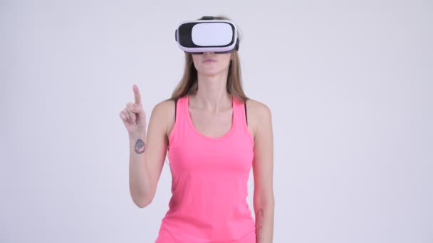 Porträtt av blond kvinna använder virtuell verklighet headset — Stockvideo
