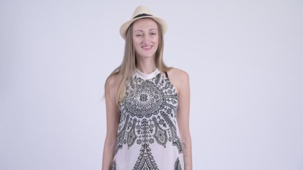 Portrait de heureuse femme touristique blonde souriante — Video