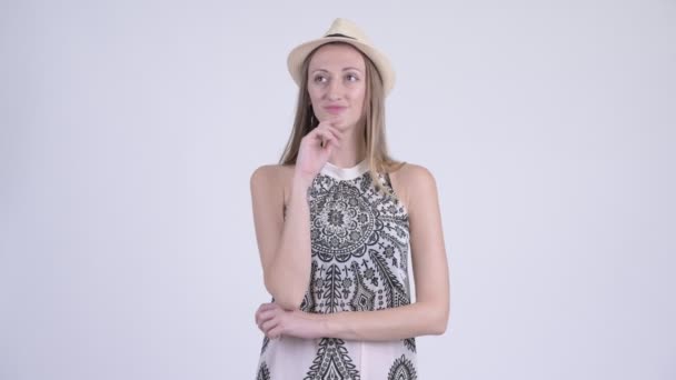 Portrait de femme touristique blonde heureuse pensant — Video