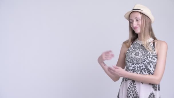 Portret kobiety szczęśliwy turysta Blondynka pokazuje coś — Wideo stockowe