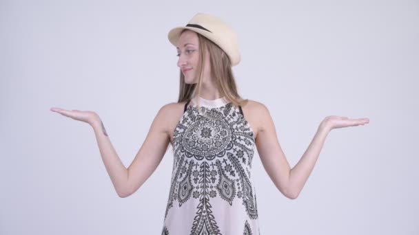 Porträtt av glada blond turist kvinna jämföra något — Stockvideo