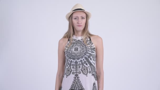 Portret van triest blonde toeristische vrouw geven duimen naar beneden — Stockvideo