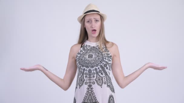 Mujer turista rubia confusa encogiéndose de hombros — Vídeos de Stock
