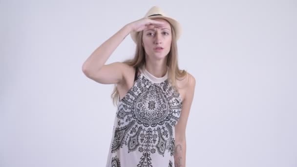 Портрет блондинки туристичної жінки, що щось шукає — стокове відео