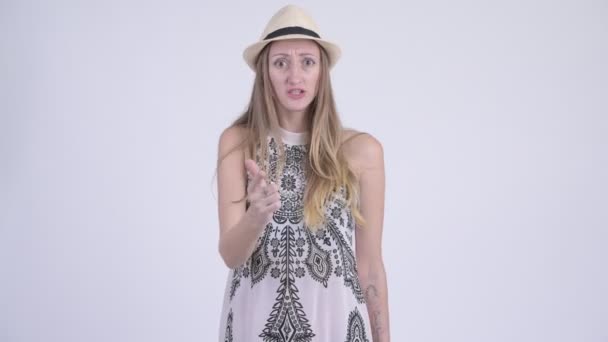 Retrato de mujer turista rubia enojada hablando y quejándose — Vídeos de Stock