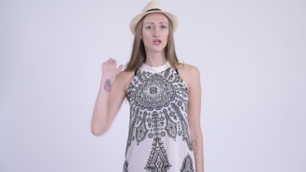 Портрет напруженої блондинки туристичної жінки, що показує стоп жест — стокове відео