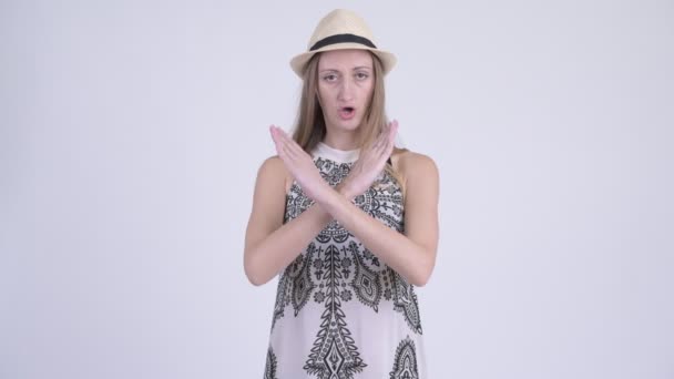 Portrait d'une touriste blonde stressée montrant un geste d'arrêt avec les bras — Video