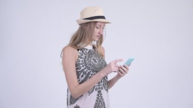 Telefon kullanarak ve sürpriz arıyor mutlu sarışın turist kadın portresi