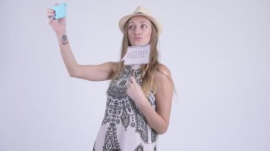 Selfie kağıt işareti ile alarak mutlu sarışın turist kadın portresi