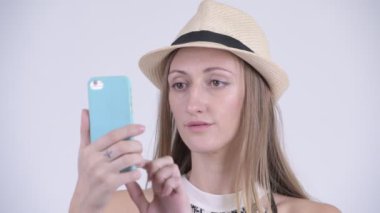 Telefon kullanan mutlu sarışın turist kadın yüzü