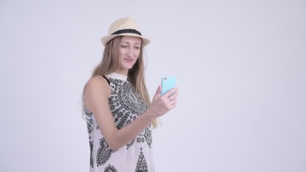 Portrait of happy blonde tourist woman video calling and showing phone — Stock Video