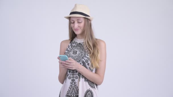 Retrato de mujer turista rubia feliz usando el teléfono — Vídeos de Stock