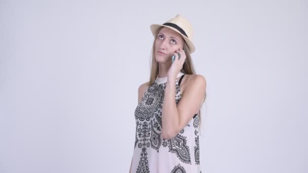 Portrait of happy blonde tourist woman talking on the phone — Stock Video