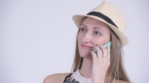 Gesicht einer glücklichen blonden Touristin, die am Telefon spricht — Stockvideo