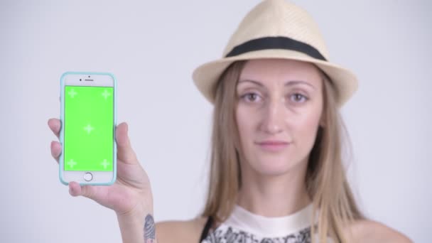 Cara de mujer turista rubia feliz mostrando el teléfono — Vídeos de Stock