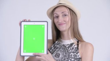 Yüz mutlu sarışın turist kadın gösteren dijital Tablet