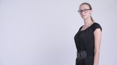 Silah ile gülümseyen mutlu sarışın işkadını profil görünümü geçti